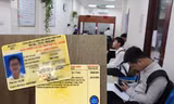 Đang gia tăng việc người dân đi đổi giấy phép sang bản cứng tại Sở GTVT Hà Nội Ảnh: A.Trọng 