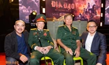 Đạo diễn Bùi Thạc Chuyên và anh hùng Tư Cang (chỉ huy cụm tình báo H63), anh hùng Tô Văn Đực (nguyên mẫu của nhân vật Tư Đạp) trong buổi ra mắt phim “Địa đạo: Mặt trời trong bóng tối”