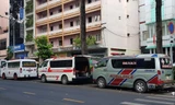 Xe cấp cứu chờ nhận bệnh nhân ở quận 5, TPHCM ảnh: Vân Sơn 