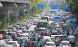 Trong khi nút Ngã Tư Sở thông thoáng thì đường Nguyễn Trãi ùn tắc kéo dài hàng trăm mét vào sáng 20/6 Ảnh: Trọng Tài