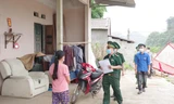 Người dân ký cam kết phòng chống COVID-19 và xuất nhập cảnh trái phép Ảnh: Duy Chiến 