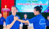 Tình nguyện viên hướng dẫn nữ sinh các chiêu tự vệ, thoát thân khi gặp “yêu râu xanh”