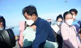 Vợ chồng thuyền viên Bùi Văn Vinh vui mừng khi gặp lại tại Quân cảng Cam Ranh Ảnh: THỤC HIỀN