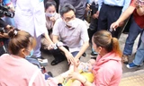Phó Thủ tướng Vũ Đức Đam đề nghị đáp ứng đủ thuốc điều trị cho người bệnh (trong ảnh: Phó Thủ tướng ngày 30/6 thăm hỏi một bệnh nhi mắc sốt xuất huyết 