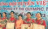 Thầy Lê Mạnh Cường (ngoài cùng bên phải) – người dẫn dắt đoàn học sinh dự thi Olympic Thiên văn và Vật lý thiên văn Quốc tế 