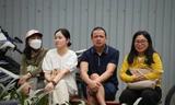 Nhiều phụ huynh chờ con đi thi Ảnh: HOÀNG MẠNH THẮNG 