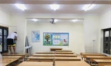 Nhiều phòng học ở các trường chỉ có thiết bị cơ bản, phụ huynh buộc phải lắp điều hòa, máy chiếu