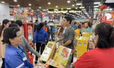 Hàng hóa tiêu dùng thiết yếu ngập khuyến mãi thu hút người tiêu dùng mua sắm (ảnh tại Satra Võ Văn Kiệt) ảnh: U.P 