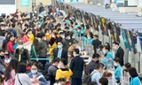 Khách làm thủ tục đi máy bay dịp lễẢnh: hữu việt