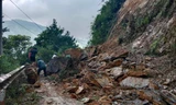 Mưa lớn gây sạt lở nhiều tuyến đường khu vực Tây Bắc