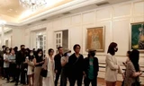 Khách tham quan xếp hàng để xem những bức tranh triệu đô tại triển lãm 