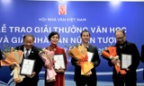 Hai tác giả thơ Nguyễn Bảo Chân và Trần Lê Khánh nhận giải thưởng Văn học Việt Nam năm 2022 Ảnh: GIA LINH