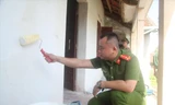 Chiến sĩ trẻ Công an tỉnh Bắc Giang sơn, sửa nhà cho một gia đình chính sách 