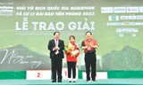 Lê Thị Tuyết trên bục trao giải Tiền Phong Marathon 2023Ảnh: Hồng Vĩnh