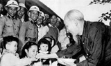 Bác Hồ chia kẹo cho các cháu nhi đồng trong sinh nhật đầu tiên