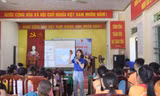 Cô giáo áo xanh Nguyễn Lan Hương, sinh viên ngành Ngôn ngữ Anh, Đại học Sư phạm Hà Nội 2, chủ trì phần dạy tiếng Anh 
