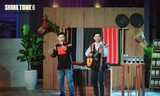 Anh Y Pôt (bên trái) thể hiện tài ca hát trên Shark Tank Việt Nam 