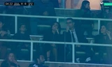 C.Ronaldo xuất hiện bên bạn gái cùng gia đình trên khán đài SVĐ Bernabeu.