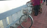 Chiếc xe đạp của nạn nhân để lại trên cầu Phú Xuân.