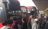 Ước tính sơ bộ khoảng 100 lượt xe từ chối đón khách khiến nhiều người không được phục vụ nhu cầu đi lại, ùn ứ trong bến.