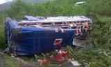 Hiện trường xe khách lật khiến hai người chết, hàng chục hành khách bị thương.