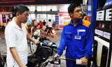 Giá xăng dầu tăng tới 900 đồng một lít từ 15h chiều nay.