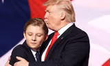Donald Trump ôm con trai út. Ảnh: SMH.