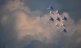 Các tiêm kích phi đội Hiệp Sĩ Nga trình diễn trên bầu trời.