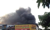 Khói lửa nghi ngút từ cây xăng bị cháy. 