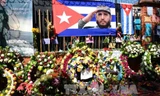 Người dân đặt hoa bên ngoài Đại sứ quán Cuba ở Guatemala để bày tỏ lòng thương tiếc Lãnh tụ Cuba Fidel Castro tại Guatemala City, Guatemala ngày 28/11. Ảnh: AFP/TTXVN.