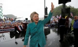Bà Clinton phải rút ngắn phát biểu do mưa lớn ở quận Broward, Flordia. Ảnh: Reuters.