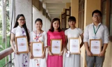 5 sinh viên nhận học bổng.