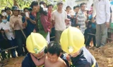 Hai tiếng căng thẳng giải cứu cháu bé mắc đầu dưới hố sâu