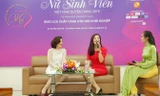 Hai nữ doanh nhân là Trương Lý Hoàng Phí và Nguyễn Thị Thu Hương cùng MC, Hoa khôi Nữ sinh viên duyên dáng Việt Nam 2014 Hoàng Thị Phương Thảo (theo thứ tự từ phải qua) giao lưu với các bạn thí sinh.