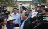 Thủ tướng Nguyễn Xuân Phúc thăm hỏi và động viên người dân Bình Định chịu thiệt hại do mưa lũ.