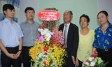Đoàn công tác T.Ư Đoàn tặng hoa chúc mừng gia đình thầy Nguyễn Ngọc Ký.
