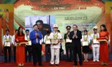 Ủy viên Bộ Chính trị, Phó Thủ tướng Trương Hòa Bình và Ủy viên dự khuyết BCH T.Ư Đảng, Bí thư thứ nhất T.Ư Đoàn Lê Quốc Phong trao phần thưởng cho các cán bộ, công chức trẻ giỏi toàn quốc.