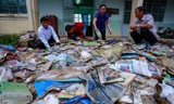 Giáo viên gột từng cuốn sách rồi phơi khô sau lũ