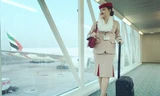 Vũ Nguyễn Phương Nhi trong trang phục tiếp viên hàng không của hãng Emirates.