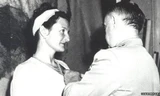 Virginia Hall khi nhận huân chương sau chiến tranh. Ảnh: BBC.