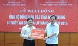 Thay mặt Bộ NN&PTNT, Bộ trưởng Nguyễn Xuân Cường đã trao số tiền ủng hộ đồng bào miền Trung bị lũ lụt 200 triệu đồng qua đại diện Uỷ ban Trung ương MTTQ Việt Nam sáng 18/10.
