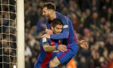 Messi chia vui sau bàn nâng tỷ số lên 2-0 của Suarez trong trận thắng Espanyol. Ảnh: Reuters.