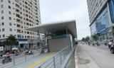 Nhà chờ và đường bê tông dành riêng của buýt nhanh BRT đoạn đi trên đường Lê Văn Lương.