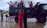 Màn rước dâu độc đáo bằng xe ben ở Bình Định trong ngày lũ được mọi người quan tâm.