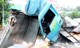 Đầu chiếc xe tải hư hỏng, biến dạng hoàn toàn.