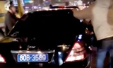 Người đi đường cố chặn chiếc xe được cho gây tai nạn. Ảnh: Cắt từ clip.