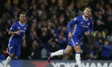 Hazard (phải) lập cú đúp vào lưới Everton. Ảnh: Reuters.