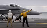 Các kỹ thuật viên chuẩn bị phóng một tiêm kích F-18. Ảnh: Wikipedia.