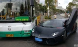 Va chạm hy hữu xảy ra vào cuối tháng 10 giữa siêu xe có giá khoảng một triệu USD tại Trung Quốc và một xe buýt.