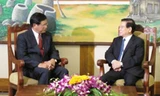 Chủ tịch nước Nguyễn Minh Triết (bên phải) hội kiến Thủ tướng Lào Buasone Bouphavanh tại Vientiane ngày 24-8 Ảnh: VOV